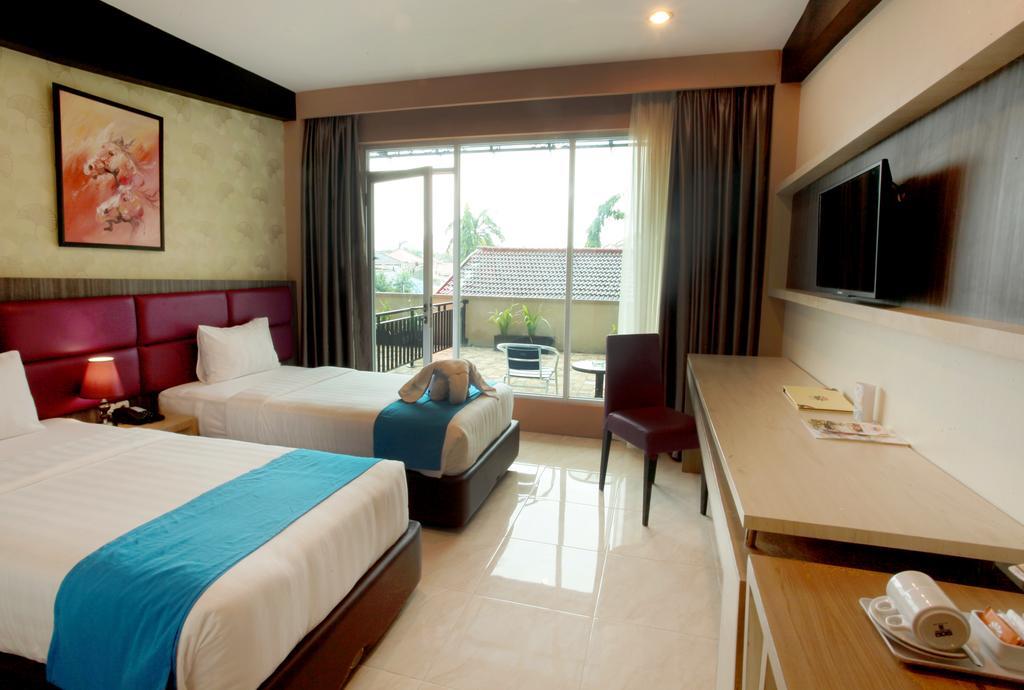 Asoka Luxury Hotel Bandar Lampung Exterior photo