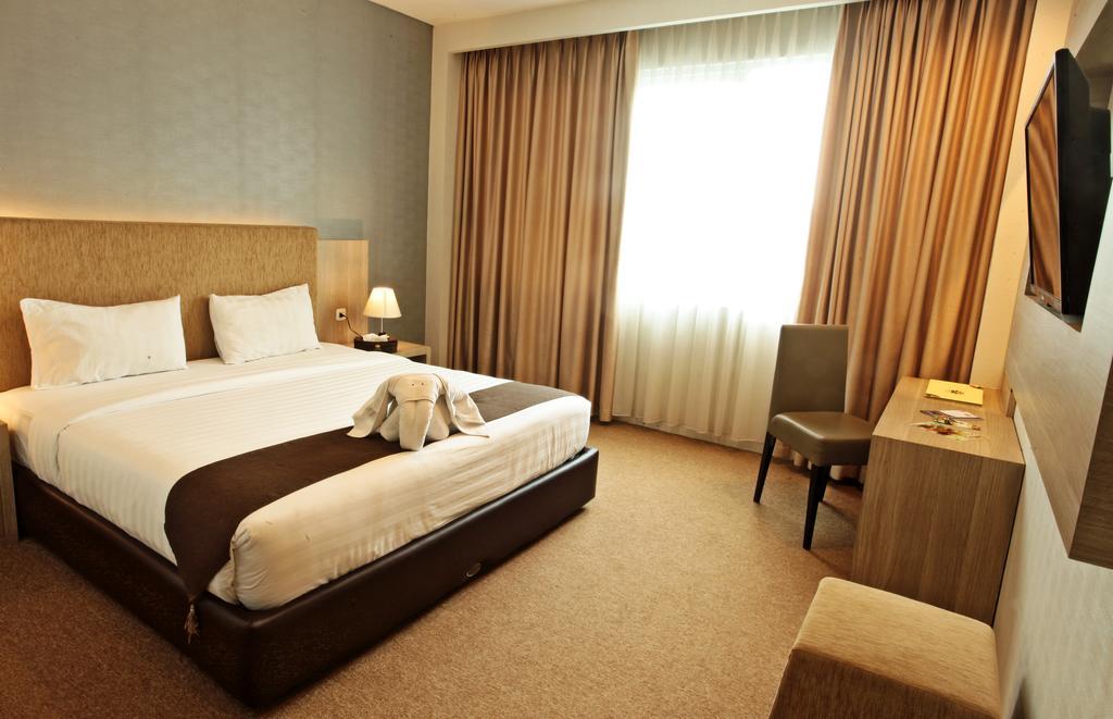Asoka Luxury Hotel Bandar Lampung Exterior photo